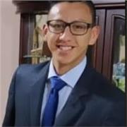 Profesor de educación física, recreación y deporte imparte clases y conocimientos a niños de todas las edades y géneros